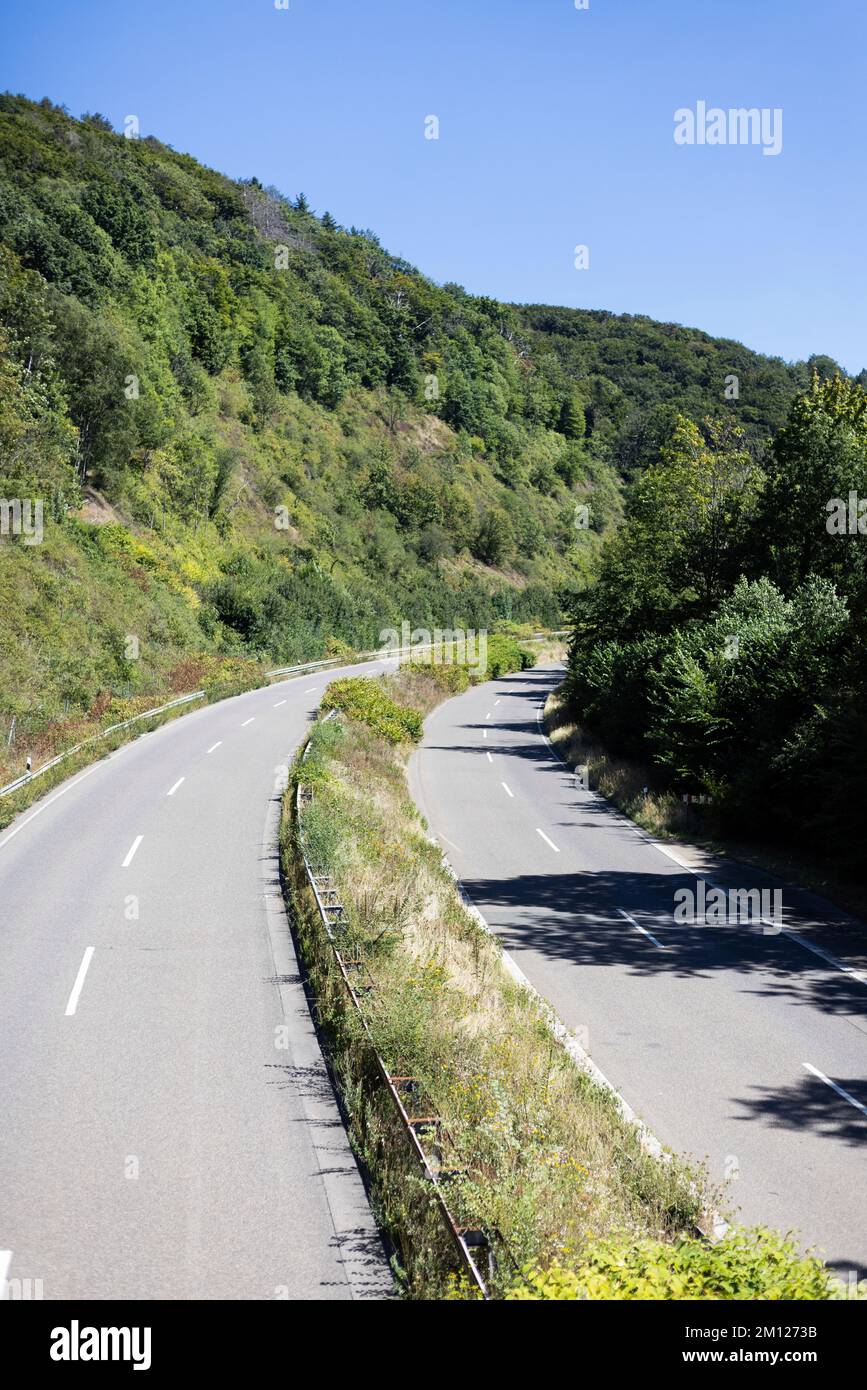 Route de campagne sans voiture par jour ensoleillé dans la région de Bergisches Land Banque D'Images