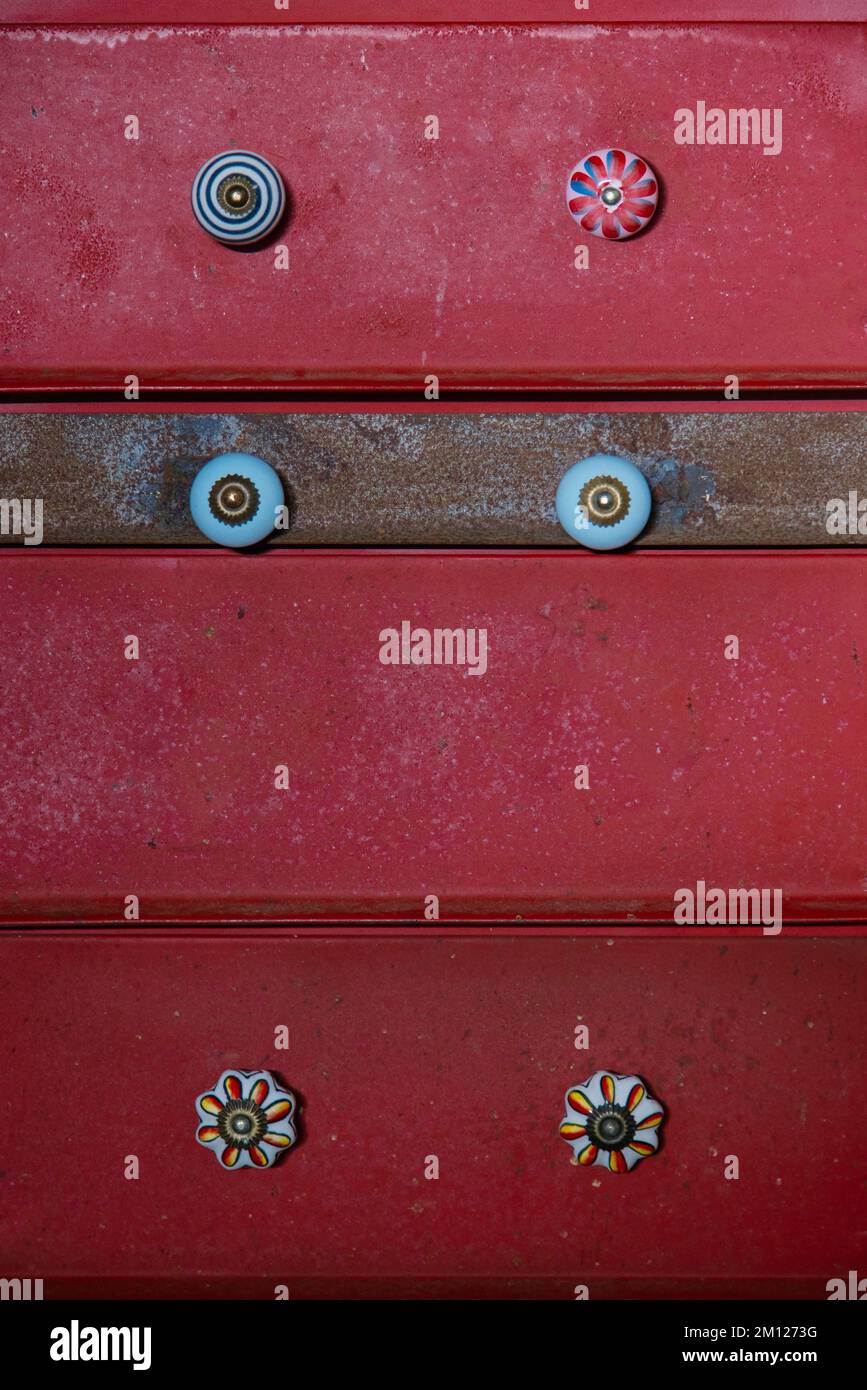 Commode rouge avec différentes poignées vintage Banque D'Images