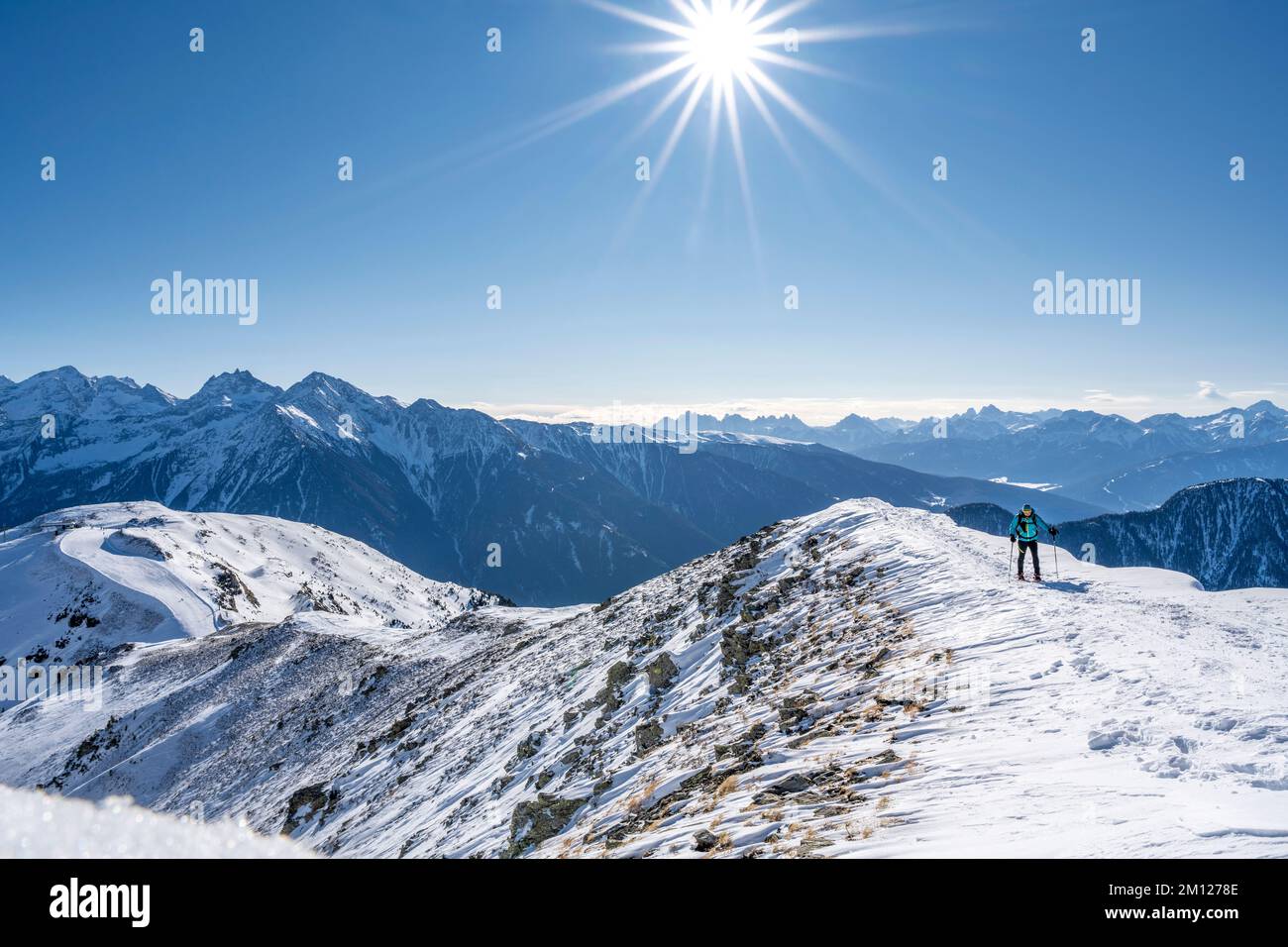 Sable à Taufers, province de Bolzano, Tyrol du Sud, Italie. Un randonneur avec des raquettes grimpant jusqu'au sommet de Speikboden Banque D'Images