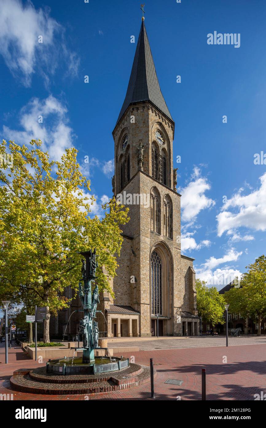Allemagne, Stadtlohn, Westmuensterland, Muensterland, Westphalie, Rhénanie-du-Nord-Westphalie, église paroissiale catholique St. Otger am Markt avec fontaine, style néo-gothique Banque D'Images