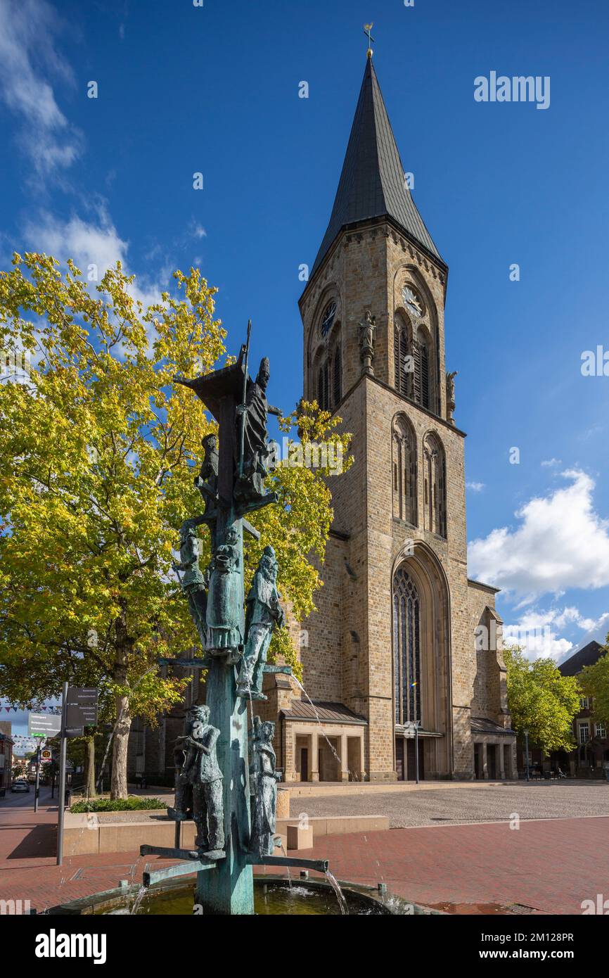 Allemagne, Stadtlohn, Westmuensterland, Muensterland, Westphalie, Rhénanie-du-Nord-Westphalie, église paroissiale catholique St. Otger am Markt avec fontaine, style néo-gothique Banque D'Images