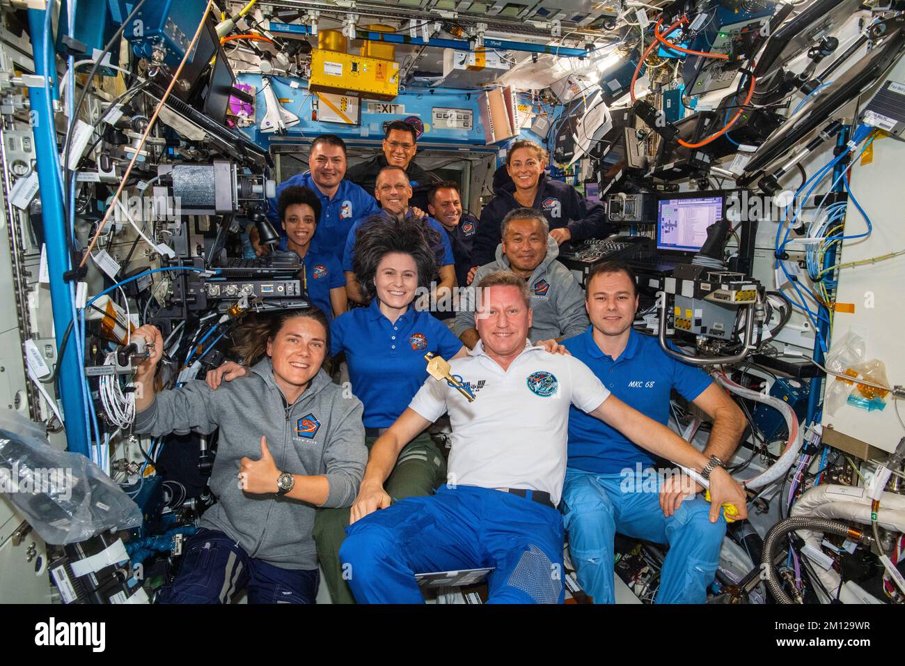 ISS - 12 octobre 2022 - les onze membres d'équipage de l'expédition 68 à bord de la Station spatiale internationale posent pour un portrait. Dans la rangée avant à partir de la gauche, Banque D'Images