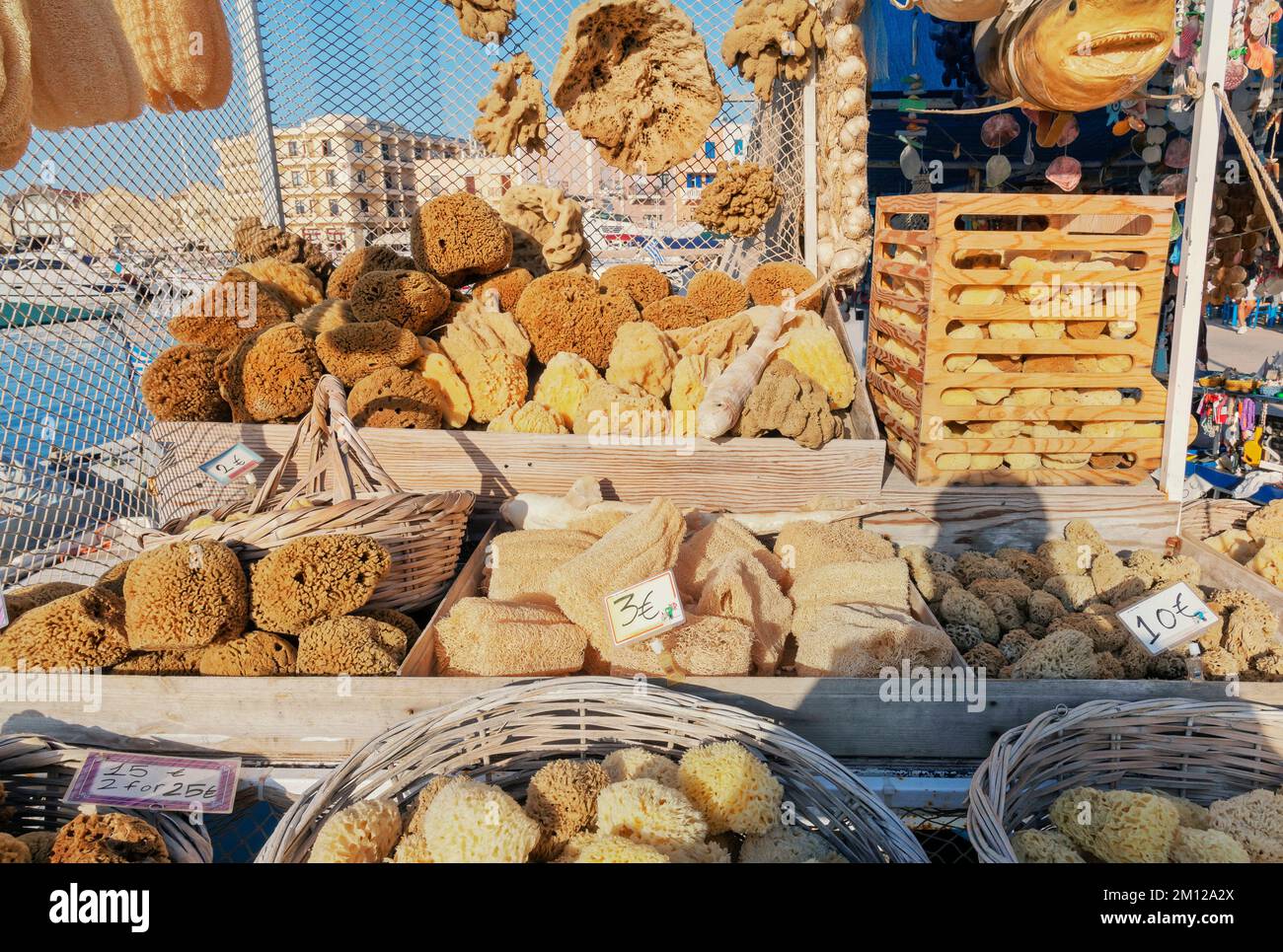 Éponges naturelles en vente, la Canée, la Crète, les îles grecques, la Grèce Banque D'Images