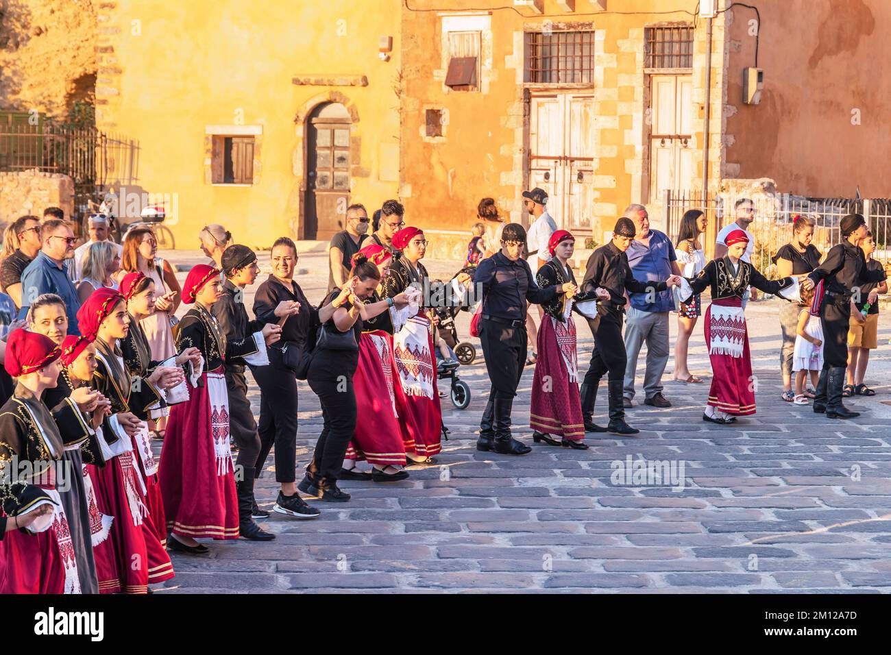 Groupe de personnes qui exécutent la danse traditionnelle grecque, la Canée, la Crète, les îles grecques, la Grèce Banque D'Images