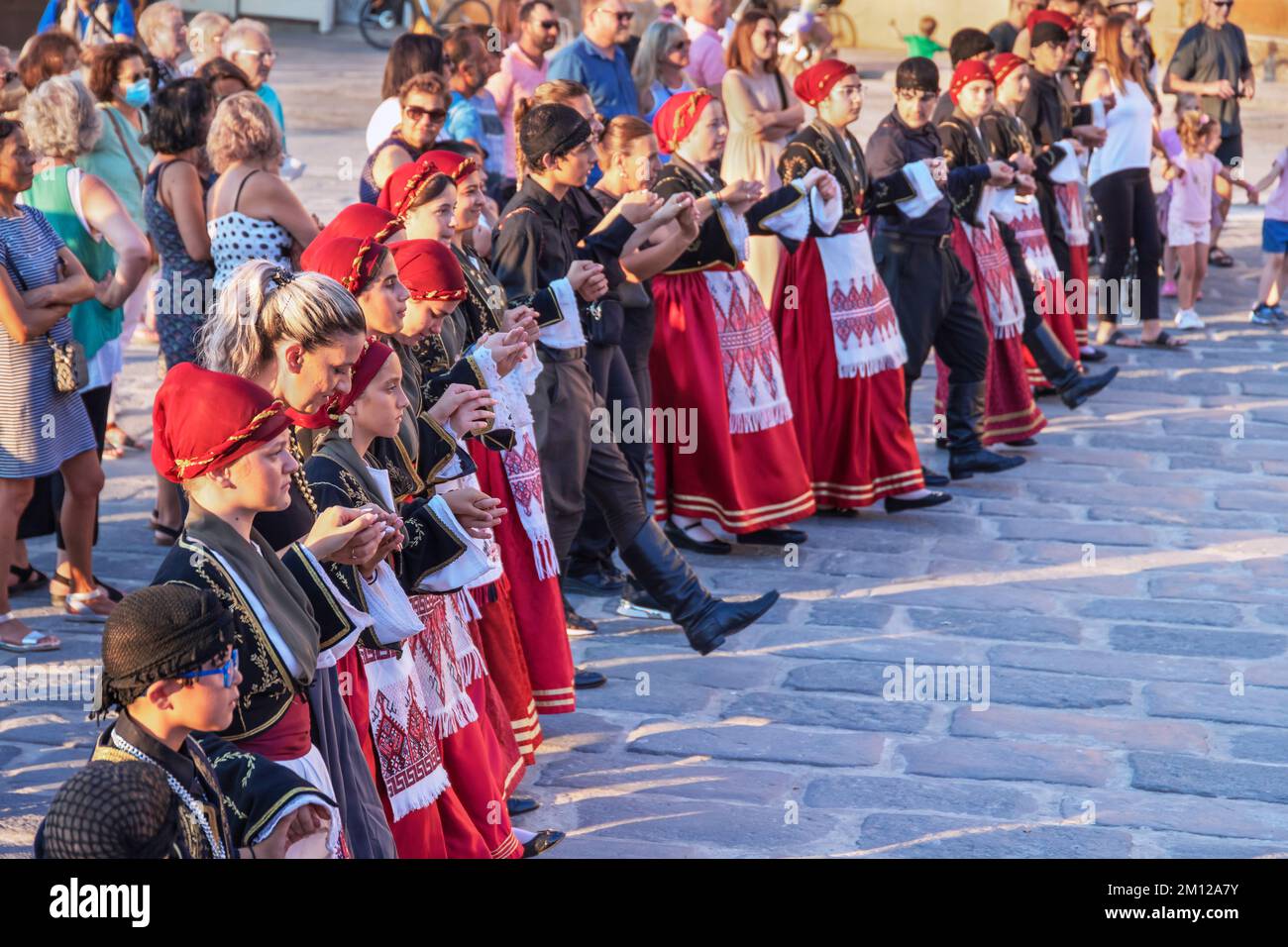 Groupe de personnes qui exécutent la danse traditionnelle grecque, la Canée, la Crète, les îles grecques, la Grèce Banque D'Images