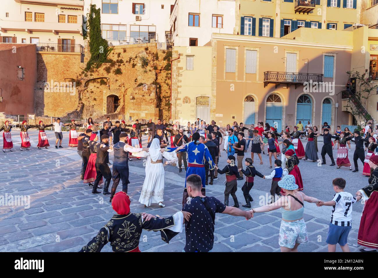 Groupe de personnes qui exécutent la danse traditionnelle grecque, la Canée, la Crète, les îles grecques, la Grèce Banque D'Images