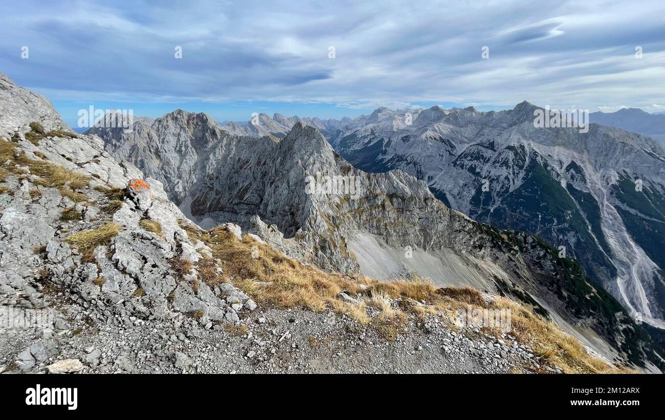 Panorama du sommet depuis les Westliche Karwendelspitze, Karwendelsteig, Alpenwelt Karwendel, Mittenwald, haute-Bavière, Allemagne Banque D'Images