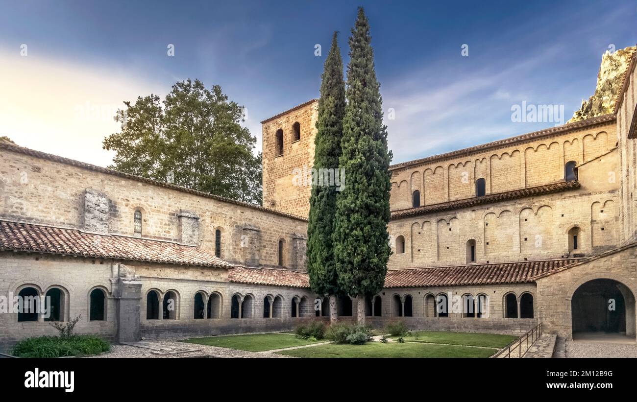 Monastère de Gellone à Saint Guilhem le désert. Le site du monastère a été construit au IXe siècle et est désigné comme faisant partie du patrimoine mondial de l'UNESCO "Way of Saint James in France". Le village appartient aux plus Beaux villages de France. Banque D'Images