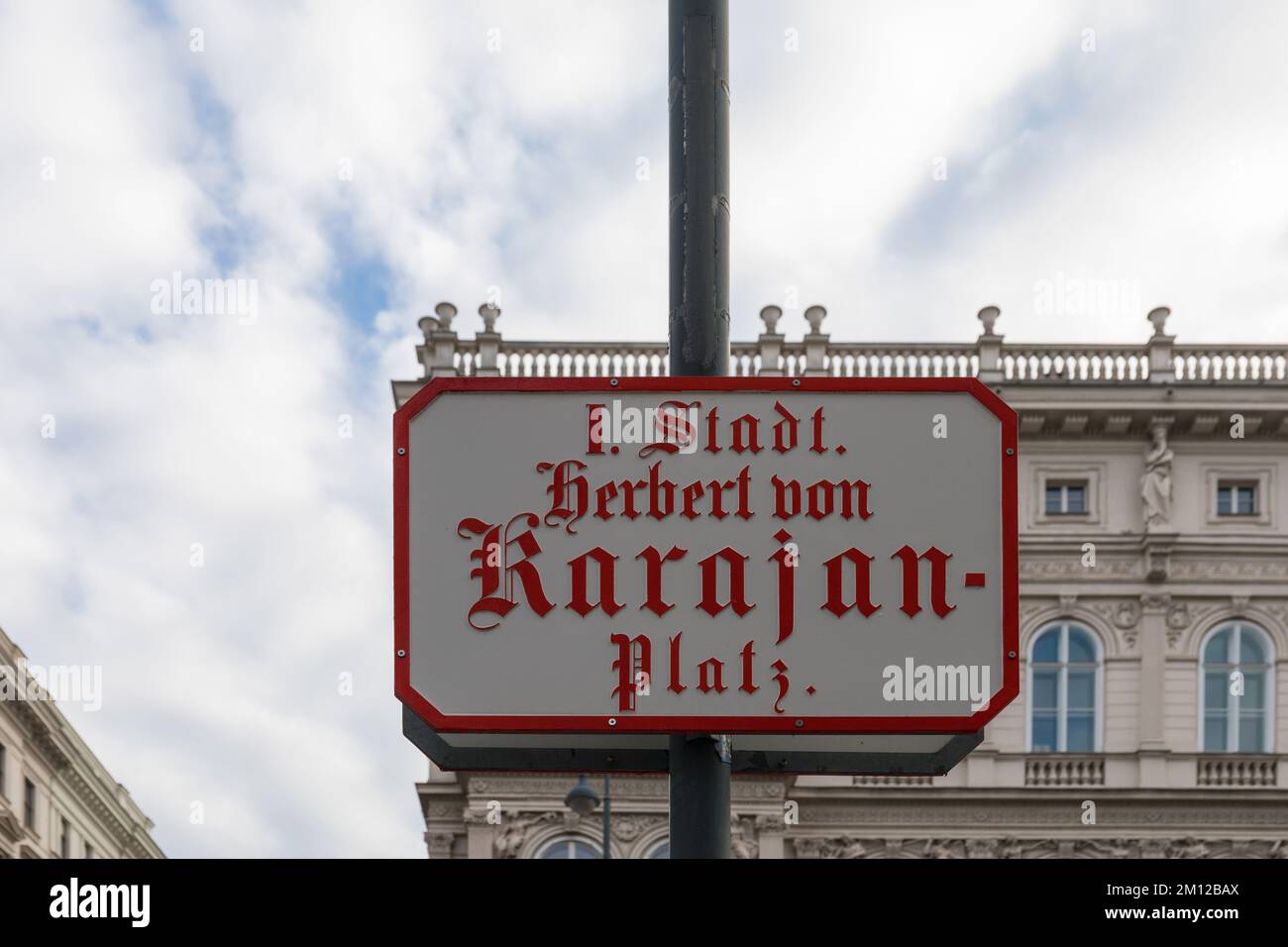 I. Stadt Herbert von Karajan Platz nom de rue à Vienne, Autriche Banque D'Images