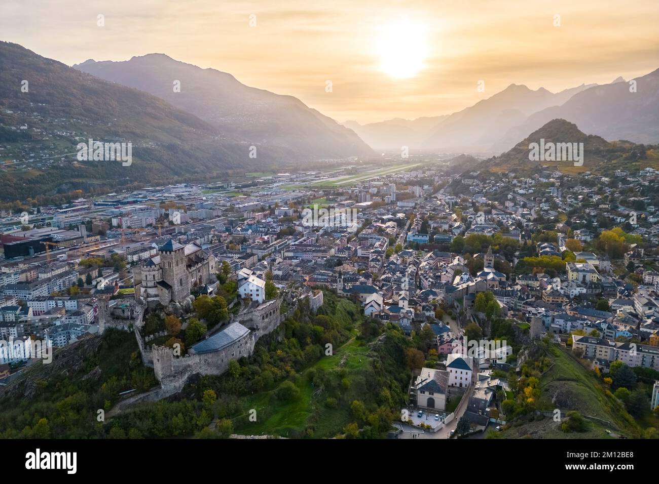 Vue aérienne de la Basilique de Valère dominant la ville de Sion et les vignobles environnants en automne. Canton du Valais, vallée du Rhône, Suisse. Banque D'Images
