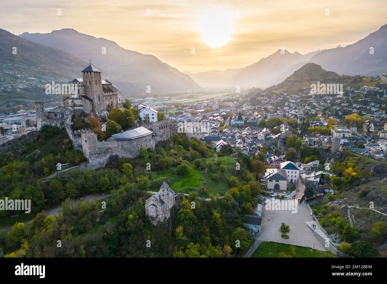 Vue aérienne de la Basilique de Valère dominant la ville de Sion et les vignobles environnants en automne. Canton du Valais, vallée du Rhône, Suisse. Banque D'Images