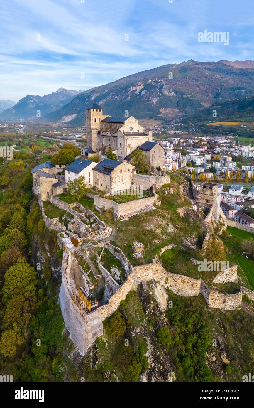Vue aérienne de la Basilique de Valère dominant la ville de Sion et les vignobles environnants en automne. Canton du Valais, vallée du Rhône, Suisse. Banque D'Images