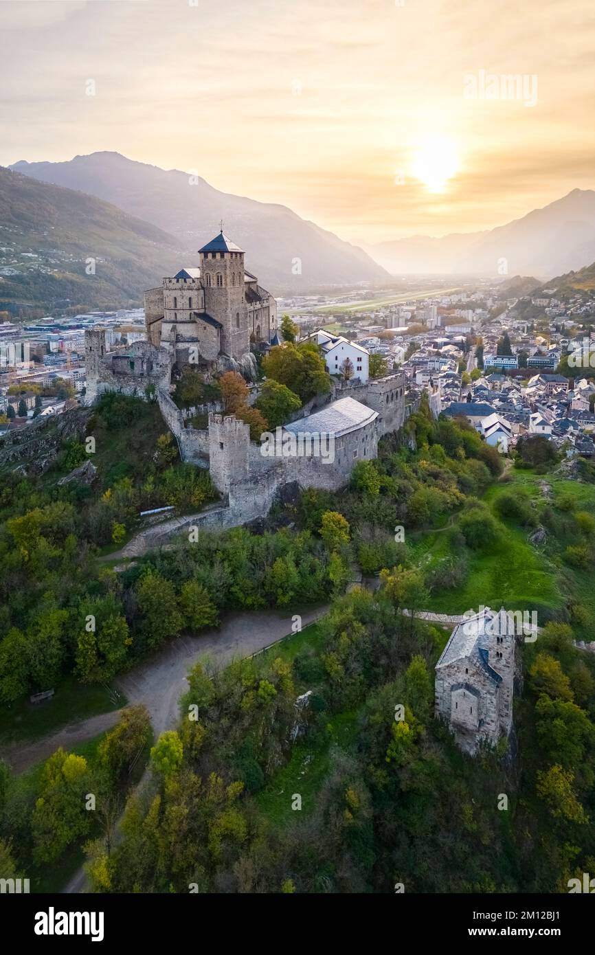 Vue aérienne de la Basilique de Valère dominant la ville de Sion et les vignobles environnants en automne. Canton du Valais, vallée du Rhône, Suisse. Banque D'Images