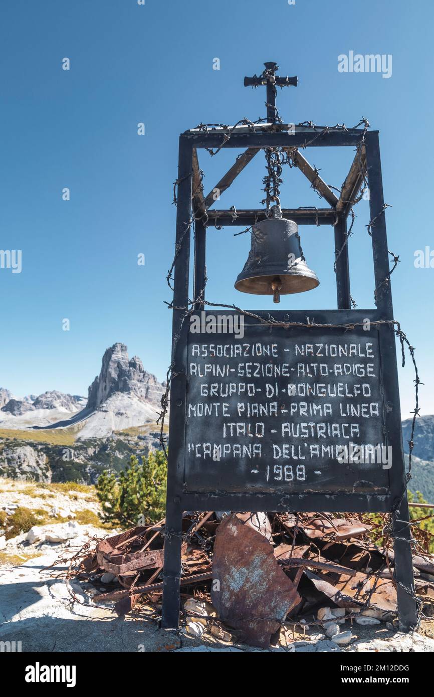 Italie, Vénétie, Belluno, Auronzo di Cadore. L'installation de la cloche d'amitié (Campana dell'Amicizia e della Concordia) près de forcella dei Castrati sur le monte Piana, mémorial sur la première ligne de la première Guerre mondiale Banque D'Images