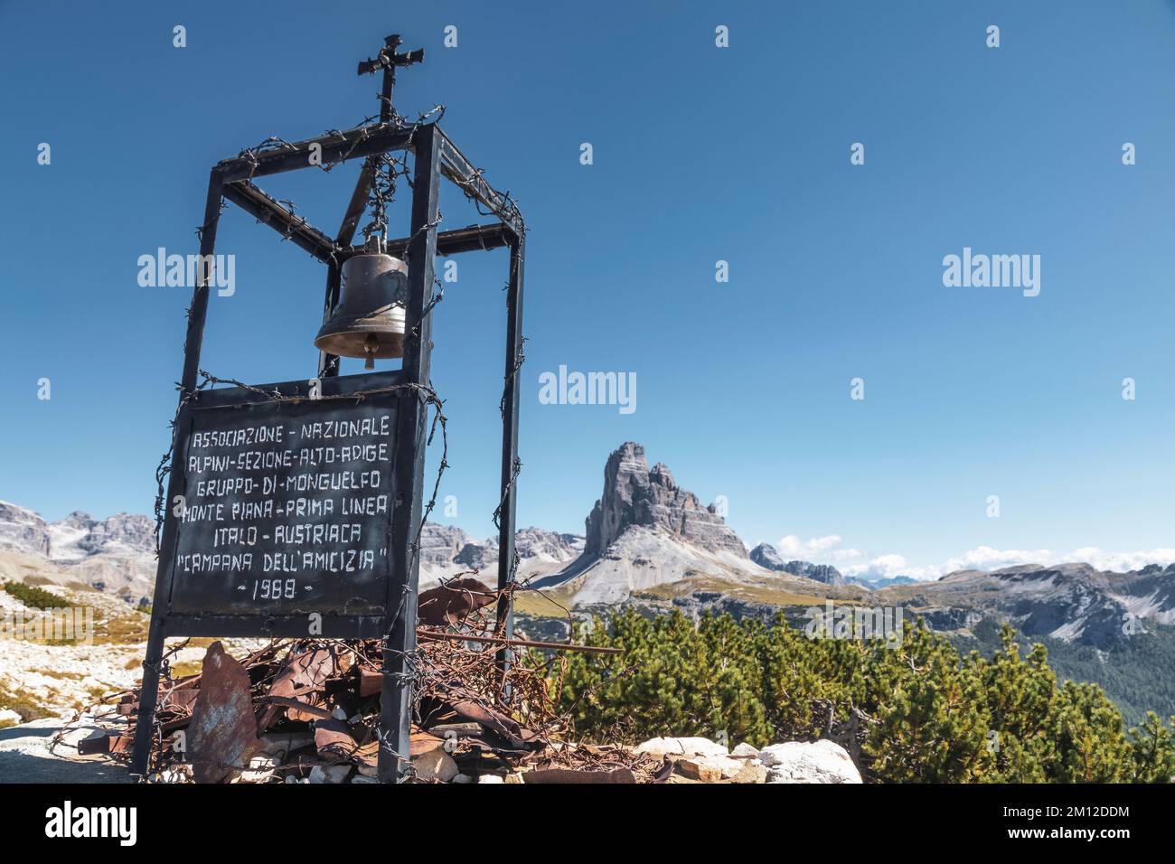Italie, Vénétie, Belluno, Auronzo di Cadore. L'installation de la cloche d'amitié (Campana dell'Amicizia e della Concordia) près de forcella dei Castrati sur le monte Piana, mémorial sur la première ligne de la première Guerre mondiale Banque D'Images