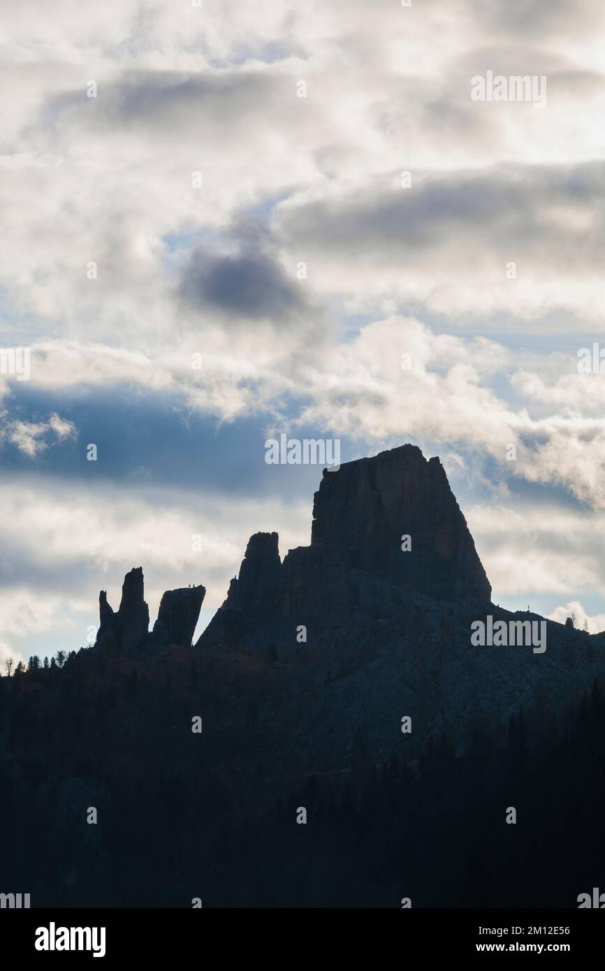 Italie, Vénétie, province de Belluno, Cortina d'Ampezzo, la silhouette emblématique de Cinque Torri, Dolomites Banque D'Images