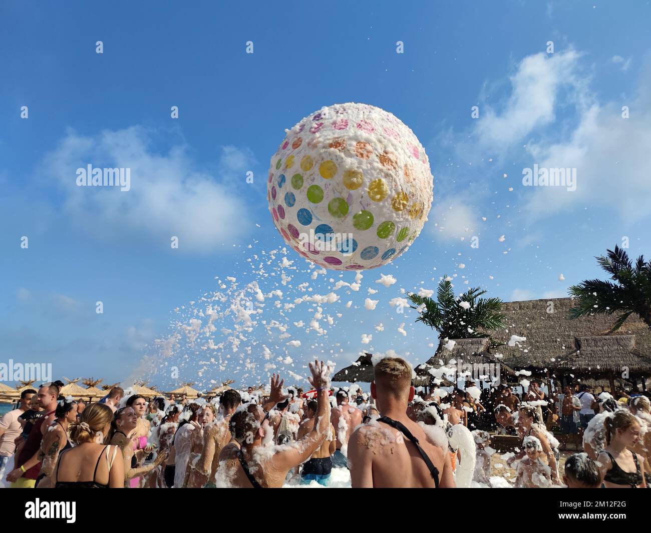 Sables d'or, Bulgarie - 30 juillet 2022: Fête de mousse sur la plage, les gens lancent un grand ballon Banque D'Images