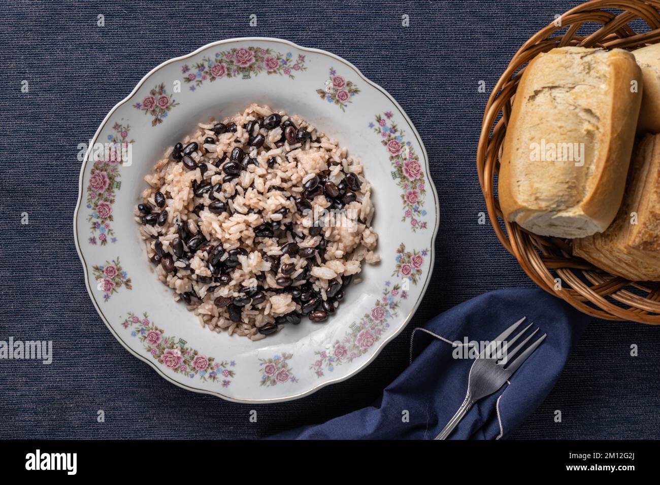 Vue de dessus de Gallo pinto, cuisine traditionnelle du Costa Rica. Banque D'Images