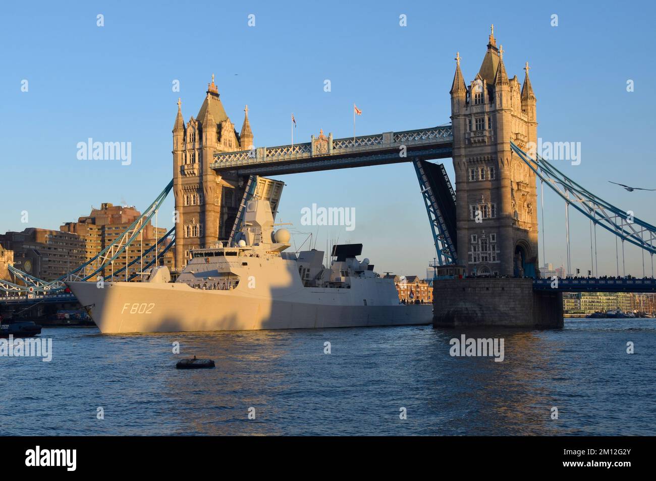 Le navire de guerre Royal Netherlands Navy HNLMS de Zeven Provinciën a visité le Upper Pool de Londres en compagnie du vétéran de la Seconde Guerre mondiale HMS Belfast. Banque D'Images