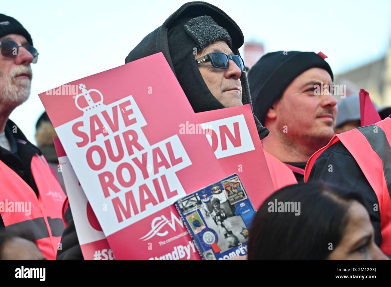 Londres, Royaume-Uni. 9th décembre 2022. Des milliers de membres du Syndicat des travailleurs et travailleuses des communications et du courrier royal frappent plus de salaires, d'emplois et de conditions. Nous exigeons un rallye de Simon Thompson sur la place des partenaires. Crédit : voir Li/Picture Capital/Alamy Live News Banque D'Images