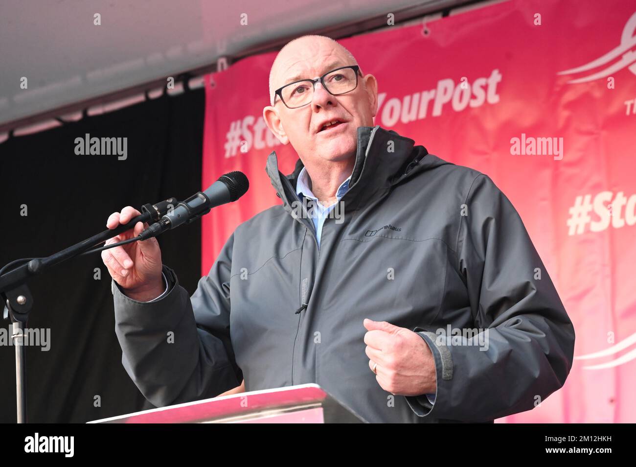 Londres, Royaume-Uni. 9th décembre 2022. Le Président Dave Ward est secrétaire général du Syndicat des travailleurs et travailleuses des communications des travailleurs et travailleuses de la poste royale qui travaillent sur les salaires, les emplois et les conditions. Nous exigeons un rallye de Simon Thompson sur la place des partenaires. Crédit : voir Li/Picture Capital/Alamy Live News Banque D'Images