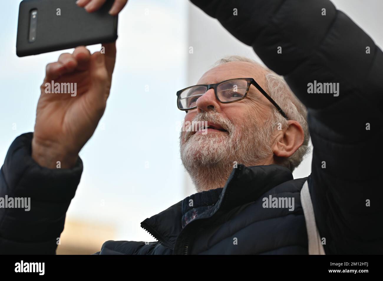 Londres, Royaume-Uni. 9th décembre 2022. Jeremy Corbyn assiste aux travailleurs du Royal Mail qui frappent sur les salaires, les emplois et les conditions. Nous exigeons un rallye de Simon Thompson sur la place des partenaires. Crédit : voir Li/Picture Capital/Alamy Live News Banque D'Images