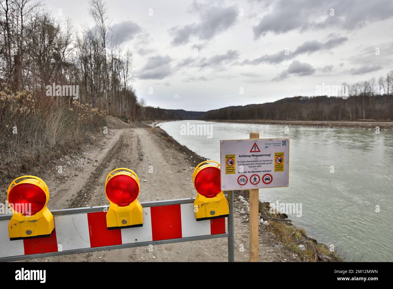 Route d'accès au chantier de construction fermée le long d'une rivière, renaturation du Salzach au nord de Tittmoning, haute-Bavière, Bavière, Allemagne, Europe Banque D'Images