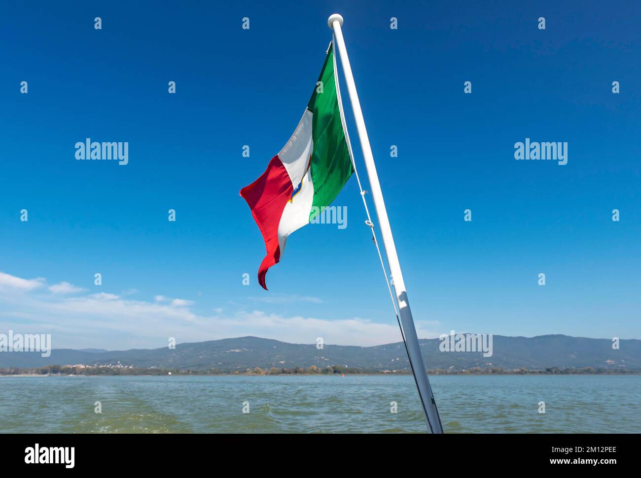 Italien, drapeau national, drapeau, bateau, drapeau national italien sur un bateau, Lago Trasimeno, Ombrie, Italie, Europe Banque D'Images