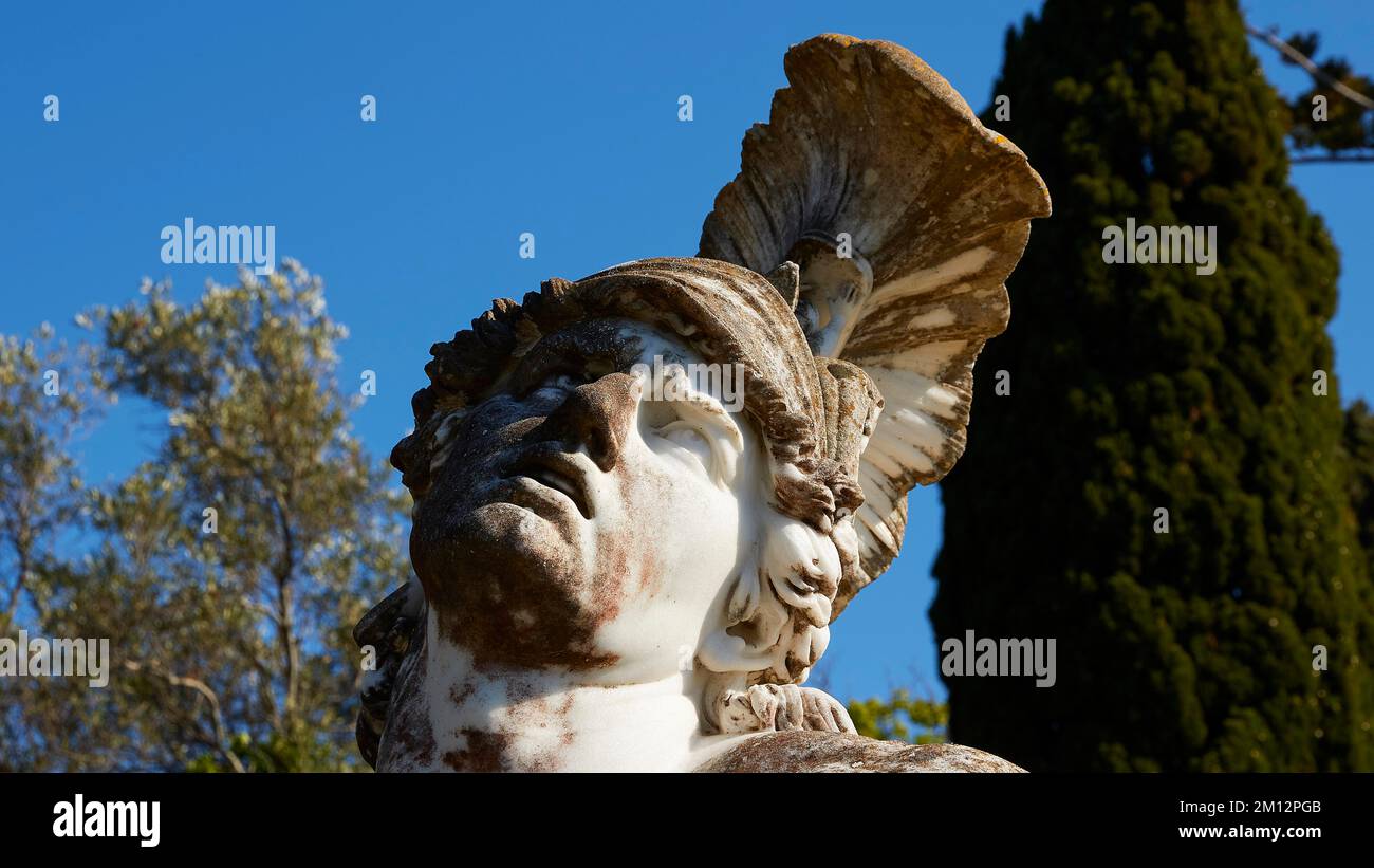 Achilleion, résidence de l'impératrice Sissi, construite en 1889, architecture basée sur la mythologie grecque, jardin de l'Achilleion, statue en marbre du dossier inclinable Banque D'Images