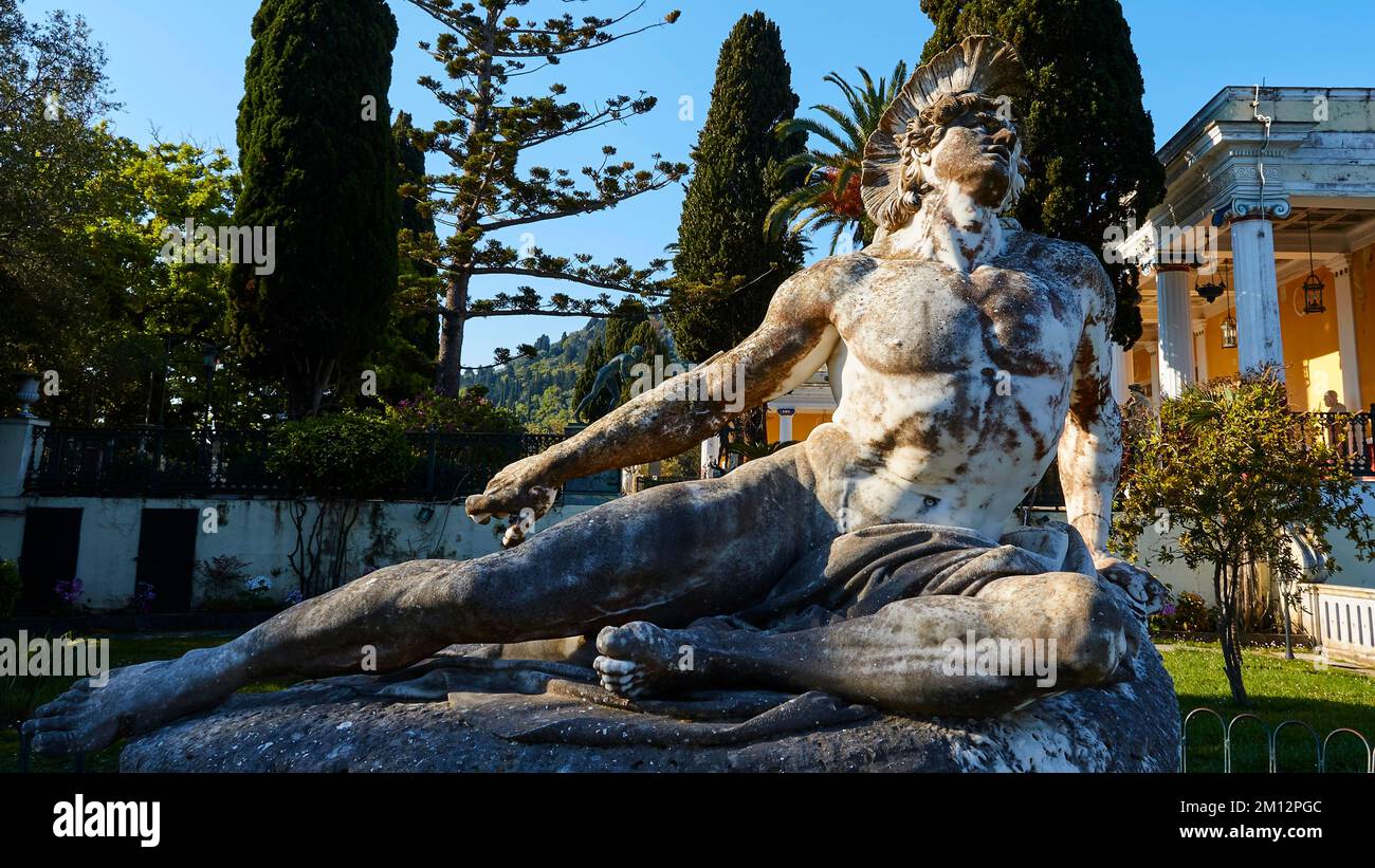 Achilleion, résidence de l'impératrice Sissi, achevée en 1889, architecture basée sur la mythologie grecque, jardin de l'Achilleion, statue en marbre du recli Banque D'Images