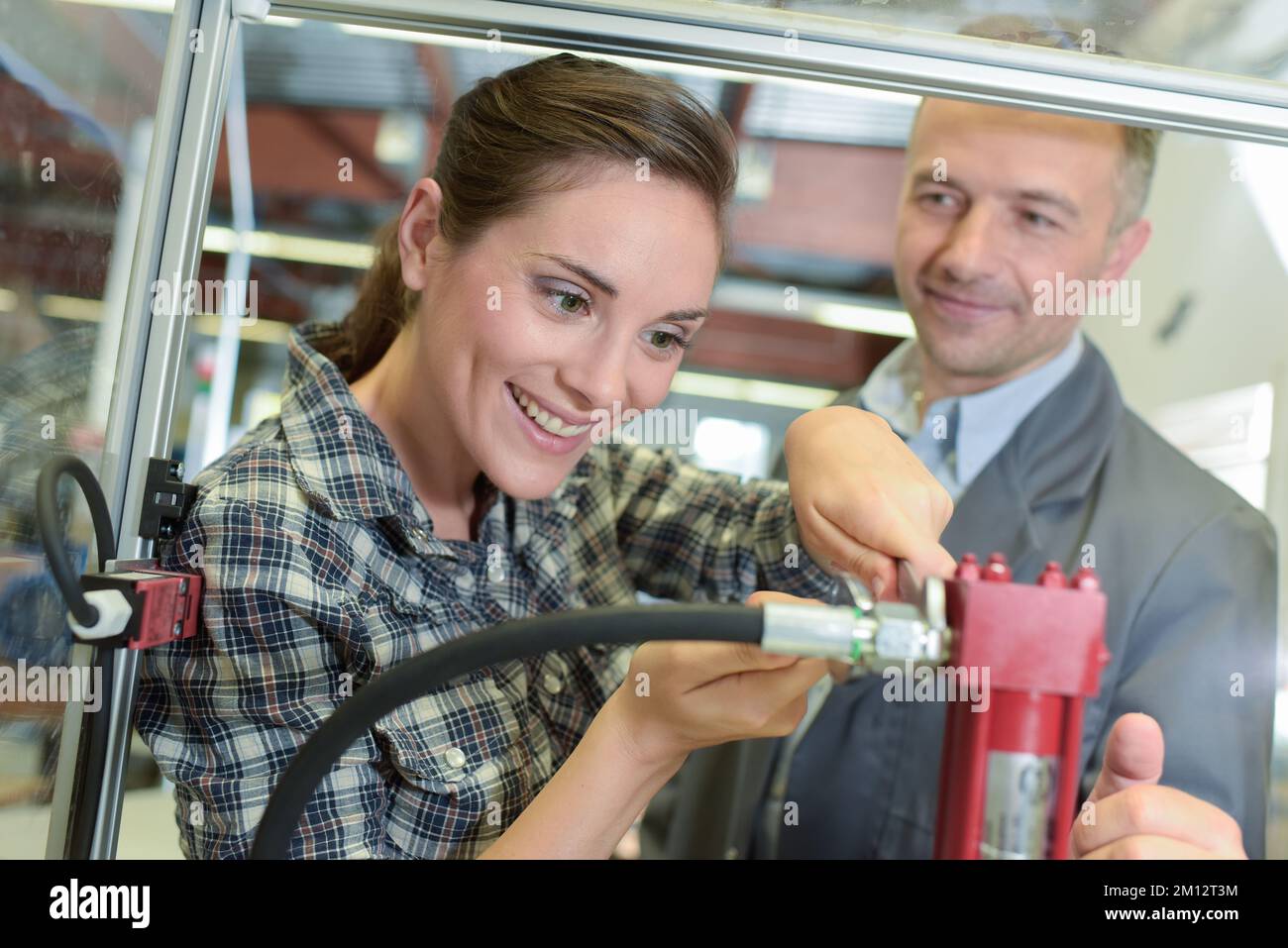 confiante bonne usine de tour femme employé Banque D'Images