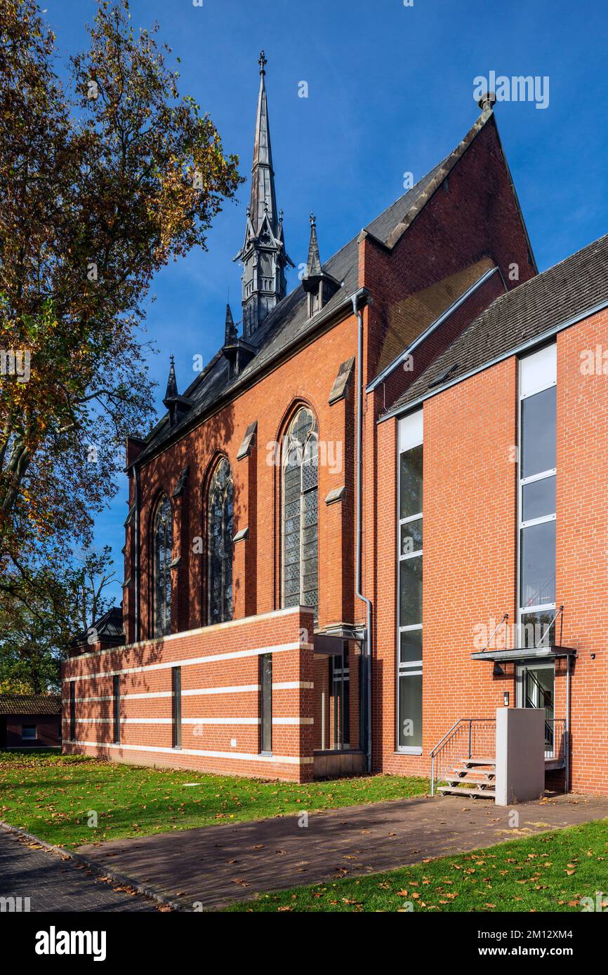 Allemagne, Gescher, Berkel, parc naturel Hohe Mark Westmuensterland, Muensterland, Westphalie, Rhénanie-du-Nord-Westphalie, Gescher-Tungerloh-Capellen, Bischoefliche Stiftung Haus Hall, ancien manoir, aujourd'hui prendre soin des personnes handicapées, chapelle de Haus Hall, Spaetsommer, automne Banque D'Images