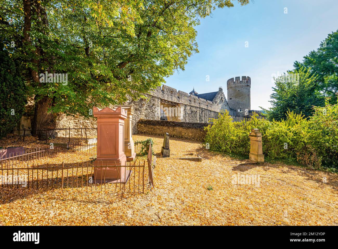 Lieu de sépulture sur le terrain de l'église du château d'Ingelheim, Rheinhessen, édifice sacré gothique tardif avec fortifications Banque D'Images