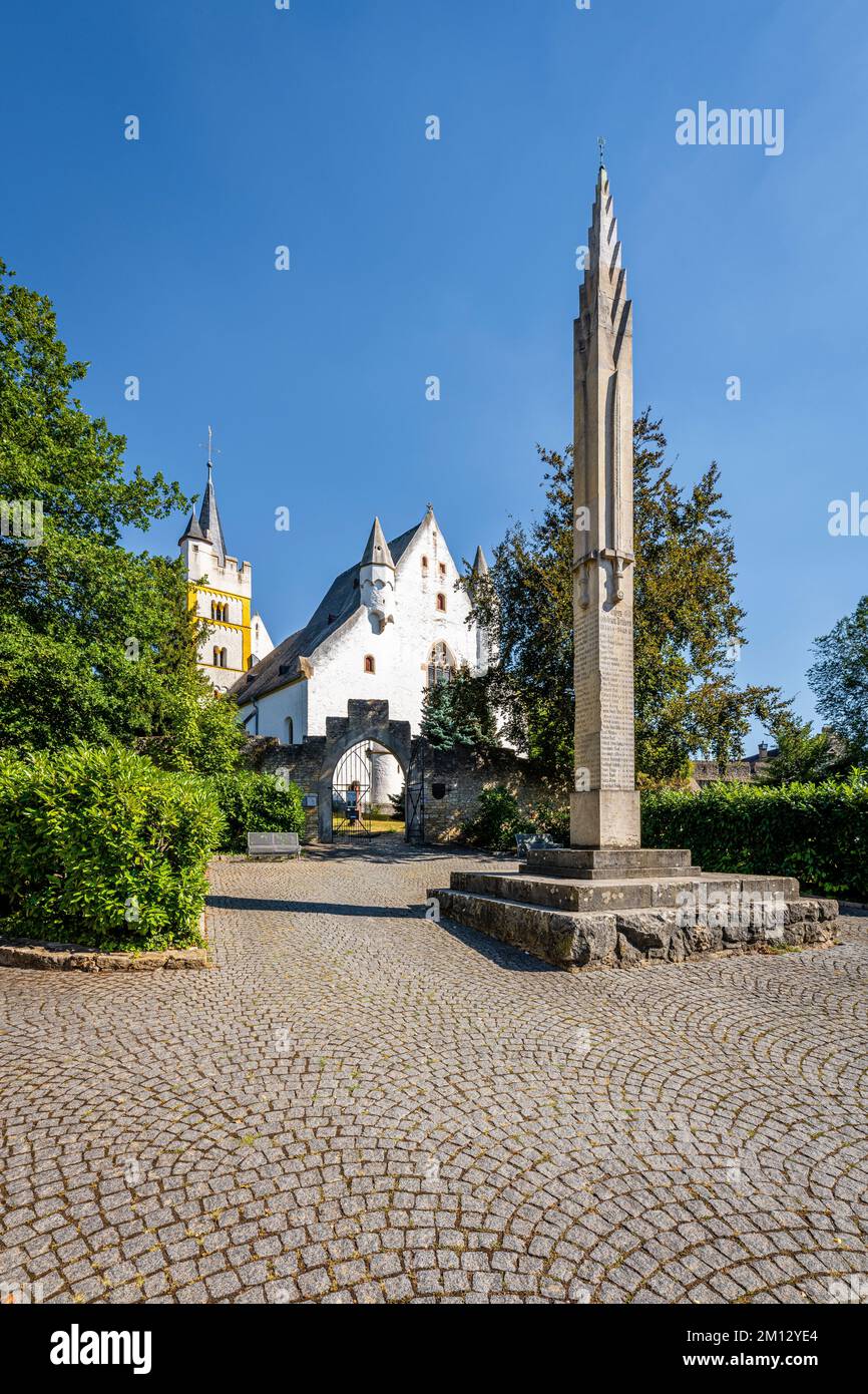 Vue extérieure de l'église du château d'Ingelheim, Rheinhessen, édifice sacré gothique tardif avec fortifications Banque D'Images