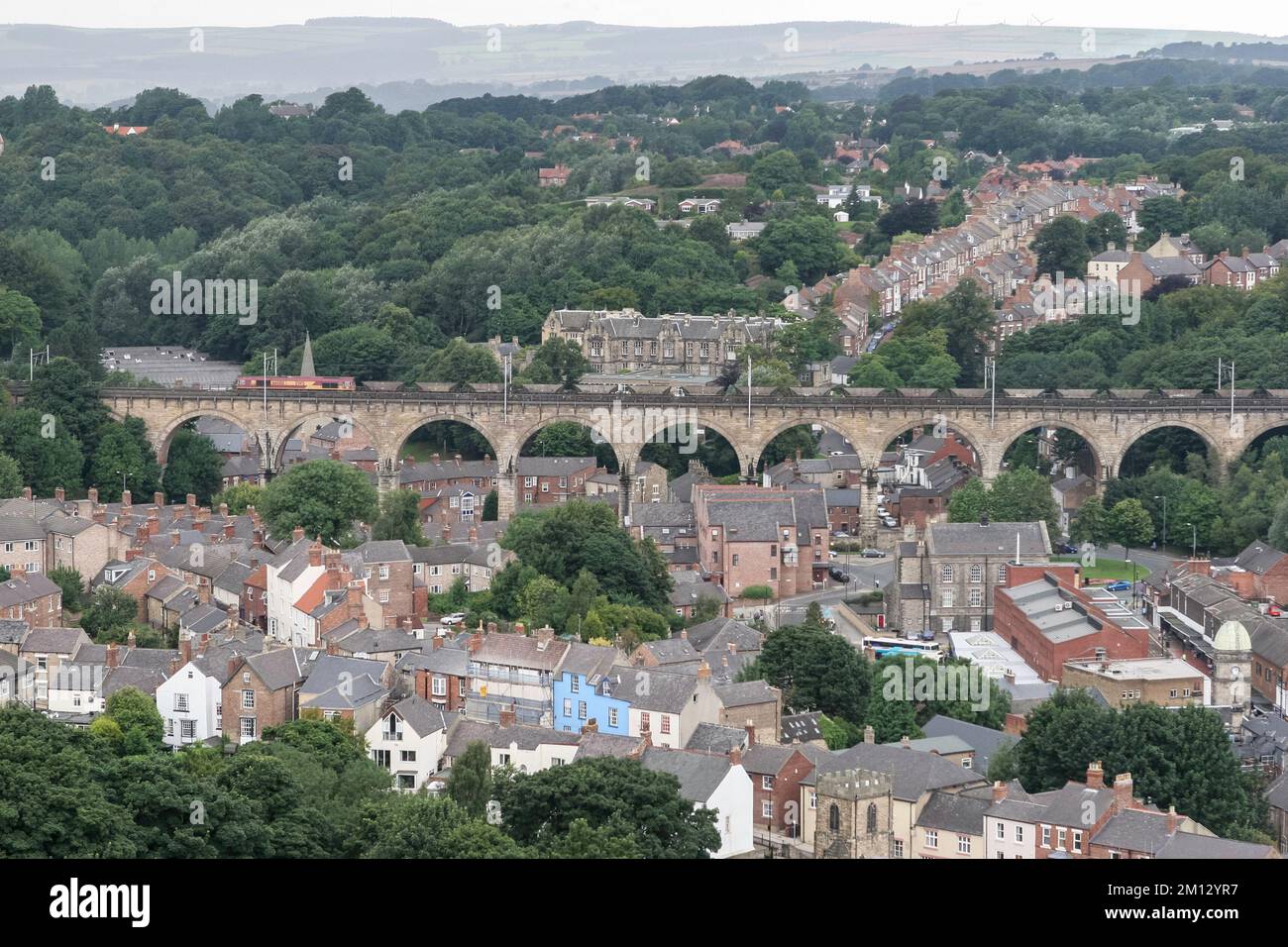 La locomotive diesel de classe 66 66088 transporte un train de charbon EWS vers le sud, au-dessus du viaduc ferroviaire de Durham, en Angleterre, au Royaume-Uni Banque D'Images