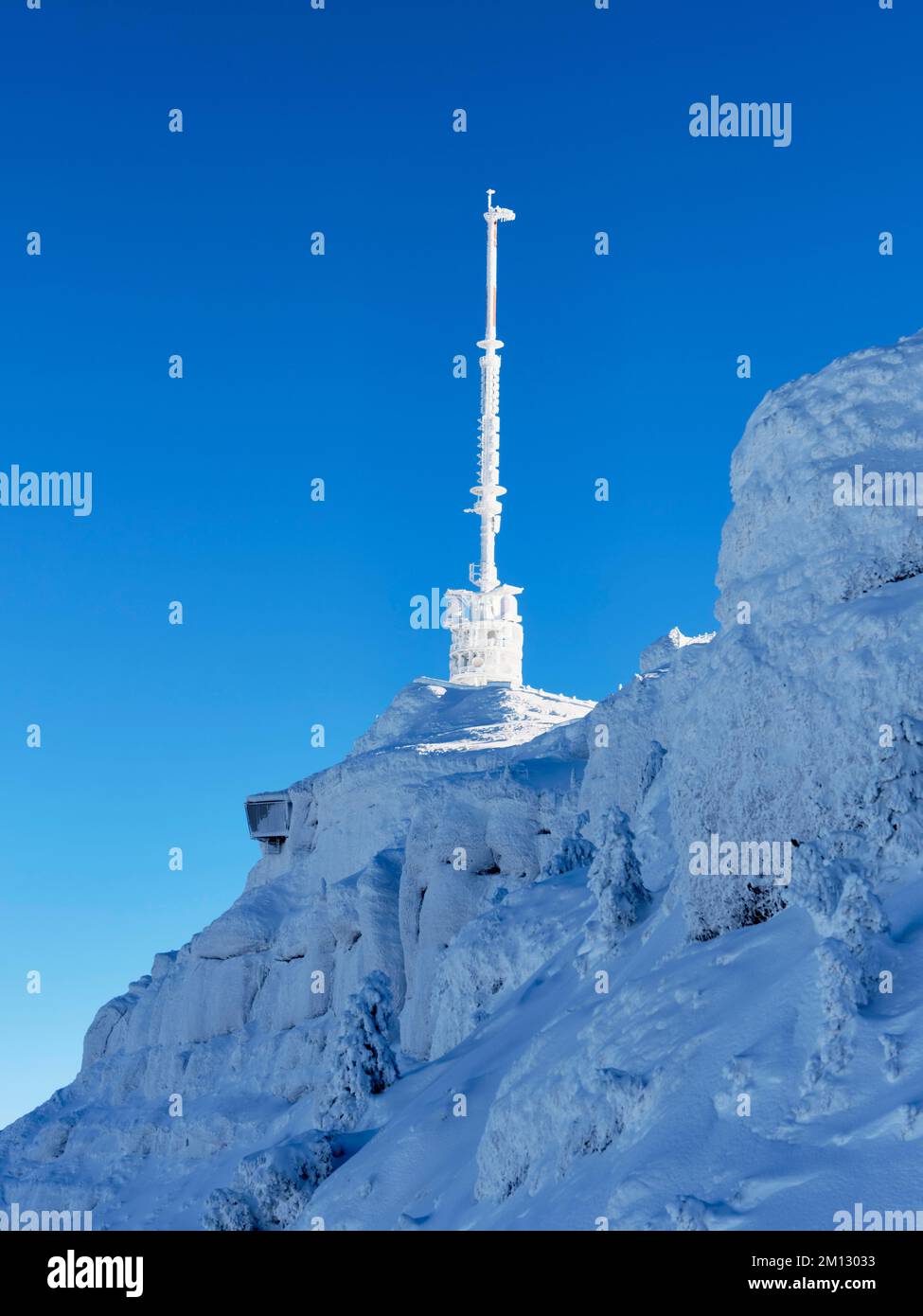 Paysage d'hiver, mât émetteur recouvert de neige profonde, Rigi, Kulm, Canton de Lucerne, Suisse, Europe Banque D'Images