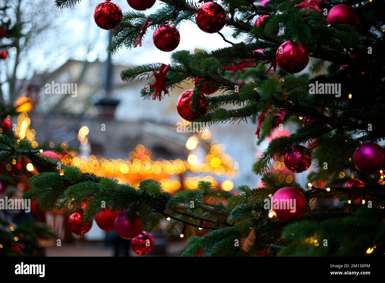 Décorations d'arbres de Noël au marché de Noël Banque D'Images