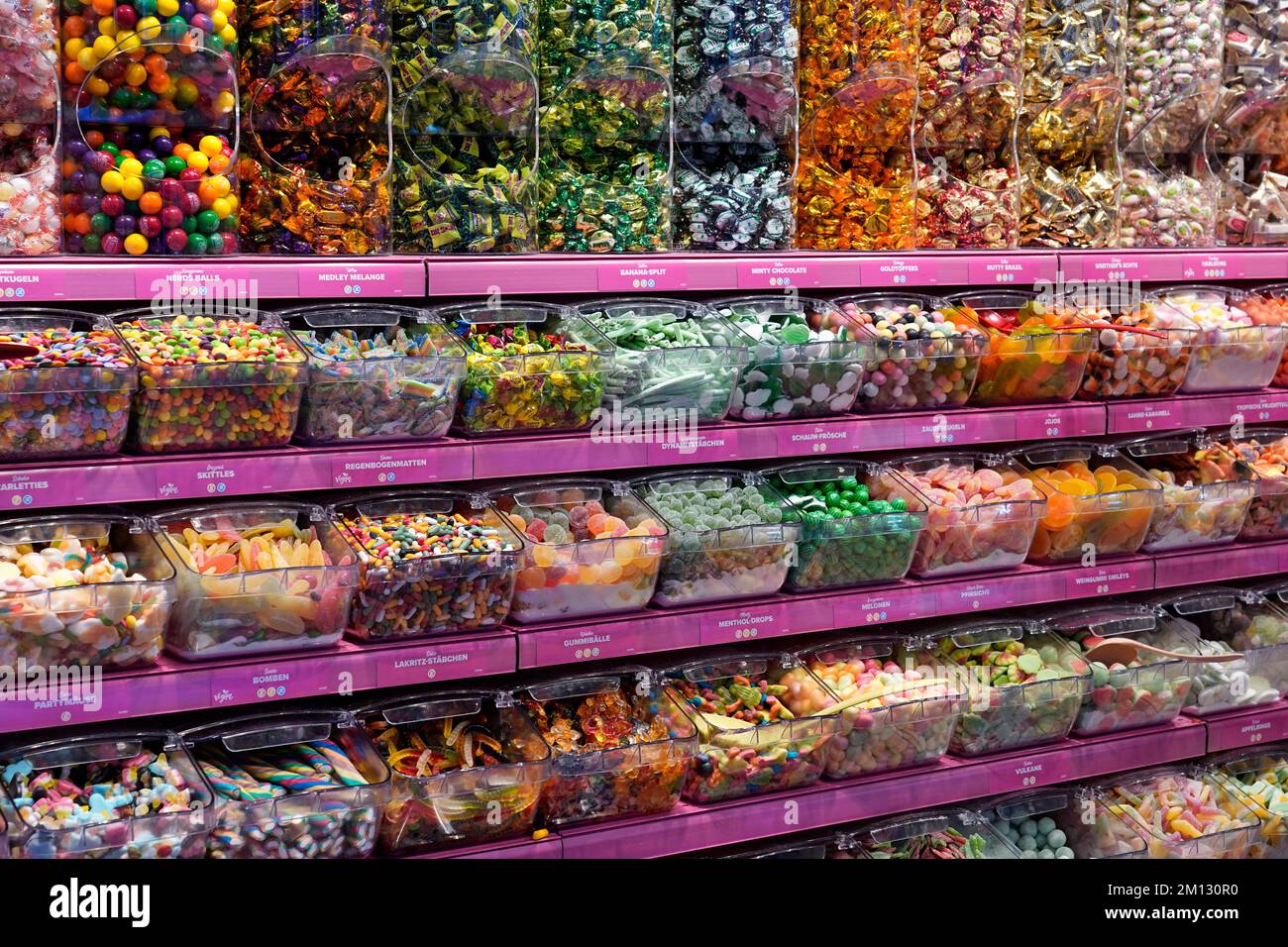 Allemagne, Rhénanie-du-Nord-Westphalie, Cologne, vente au détail, magasin de bonbons, étagère, beaucoup de contenants avec des bonbons, libre-service Banque D'Images