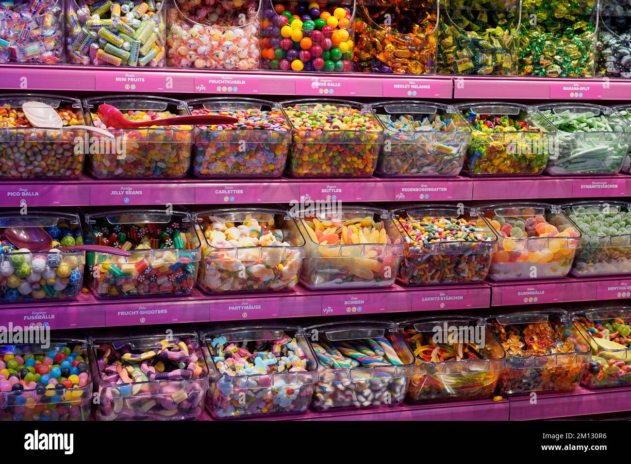 Allemagne, Rhénanie-du-Nord-Westphalie, Cologne, vente au détail, magasin de bonbons, étagère, beaucoup de contenants avec des bonbons, libre-service Banque D'Images
