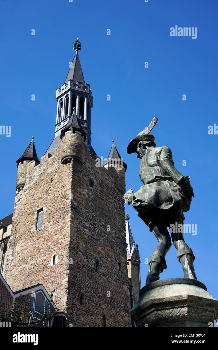 Allemagne, Rhénanie-du-Nord-Westphalie, Aix-la-Chapelle, vieille ville, tour de l'hôtel de ville, marché de poulet, fontaine de voleur de poulet, figure de fontaine Banque D'Images