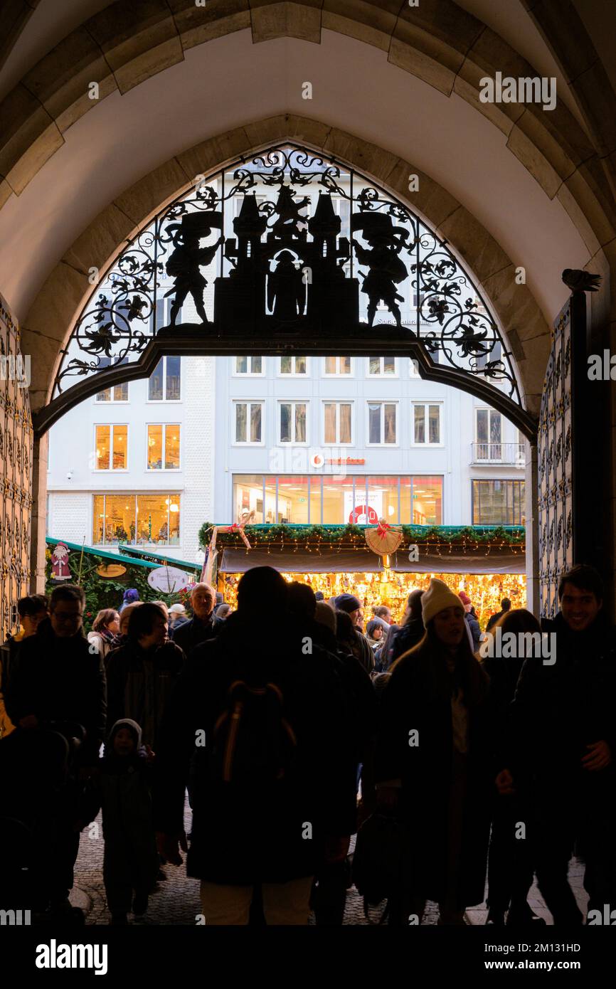 Passage de l'hôtel de ville au marché de Noël à Marienplatz à Munich, Bavière, Allemagne, Europe Banque D'Images