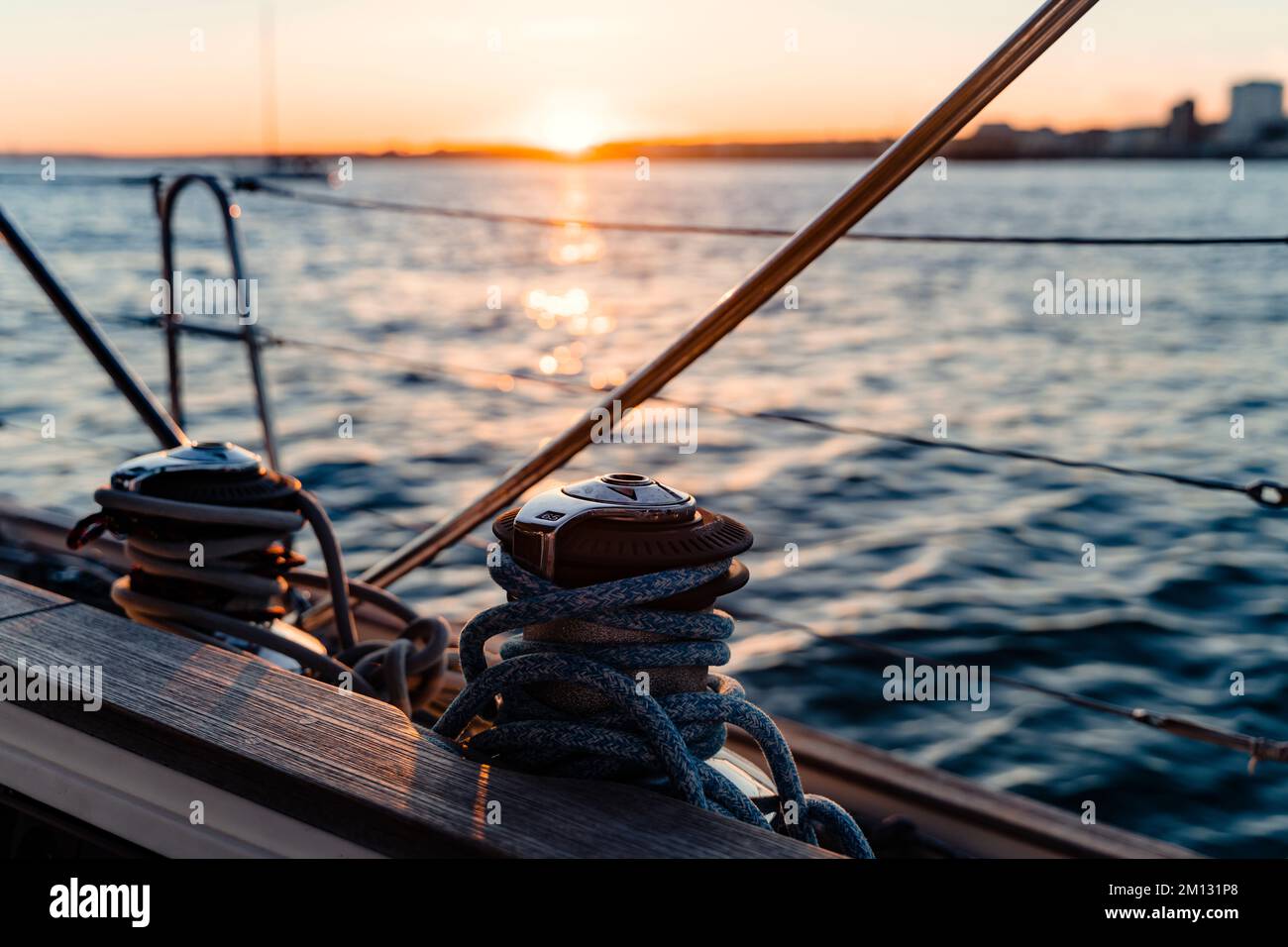 Vue sur la côte depuis un voilier, ambiance nocturne avec coucher de soleil, premier plan vif Banque D'Images