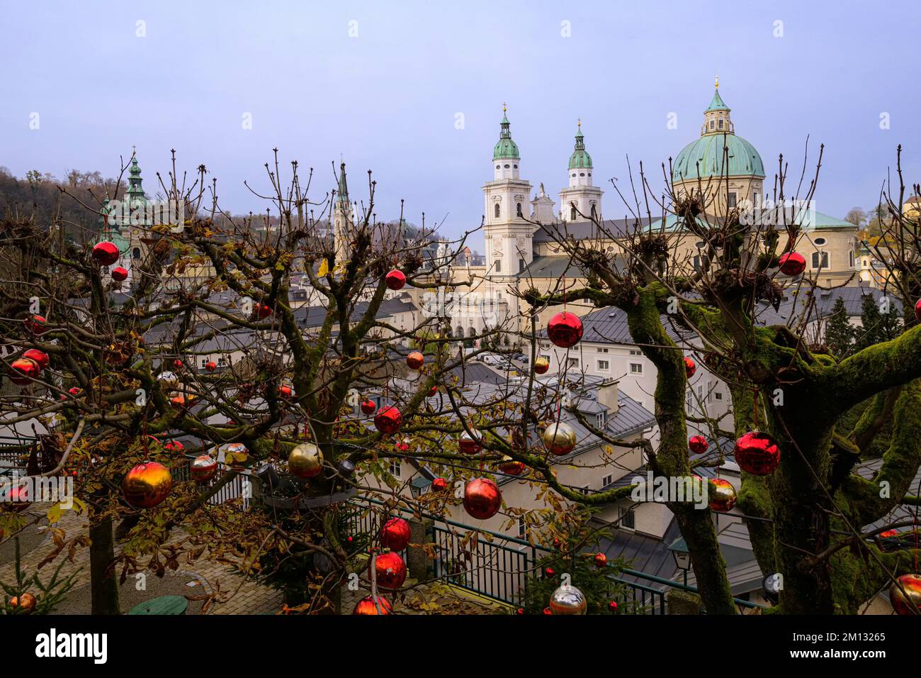 Vue sur la vieille ville d'avant Noël à Salzbourg, Autriche, Europe Banque D'Images