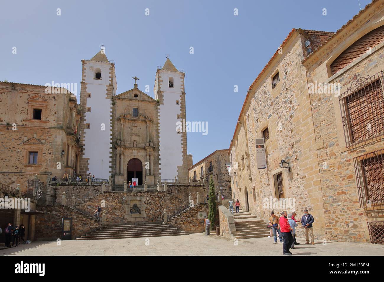 Eglise Iglesia de San Francisco Javier et Plaza de San Jorge avec groupe de personnes, UNESCO vieille ville, Caceres, Estrémadure, Espagne, Europe Banque D'Images