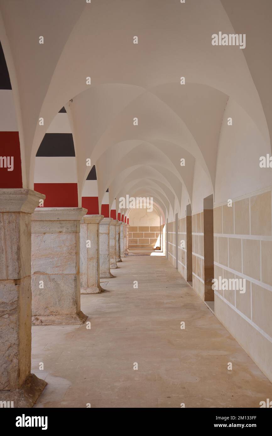 Arcade de Casas Coloradas, palais, arcades, allée, rouge, Blanc, noir, rayures, Plaza Alta, Badajoz, Estrémadure, Espagne, Europe Banque D'Images