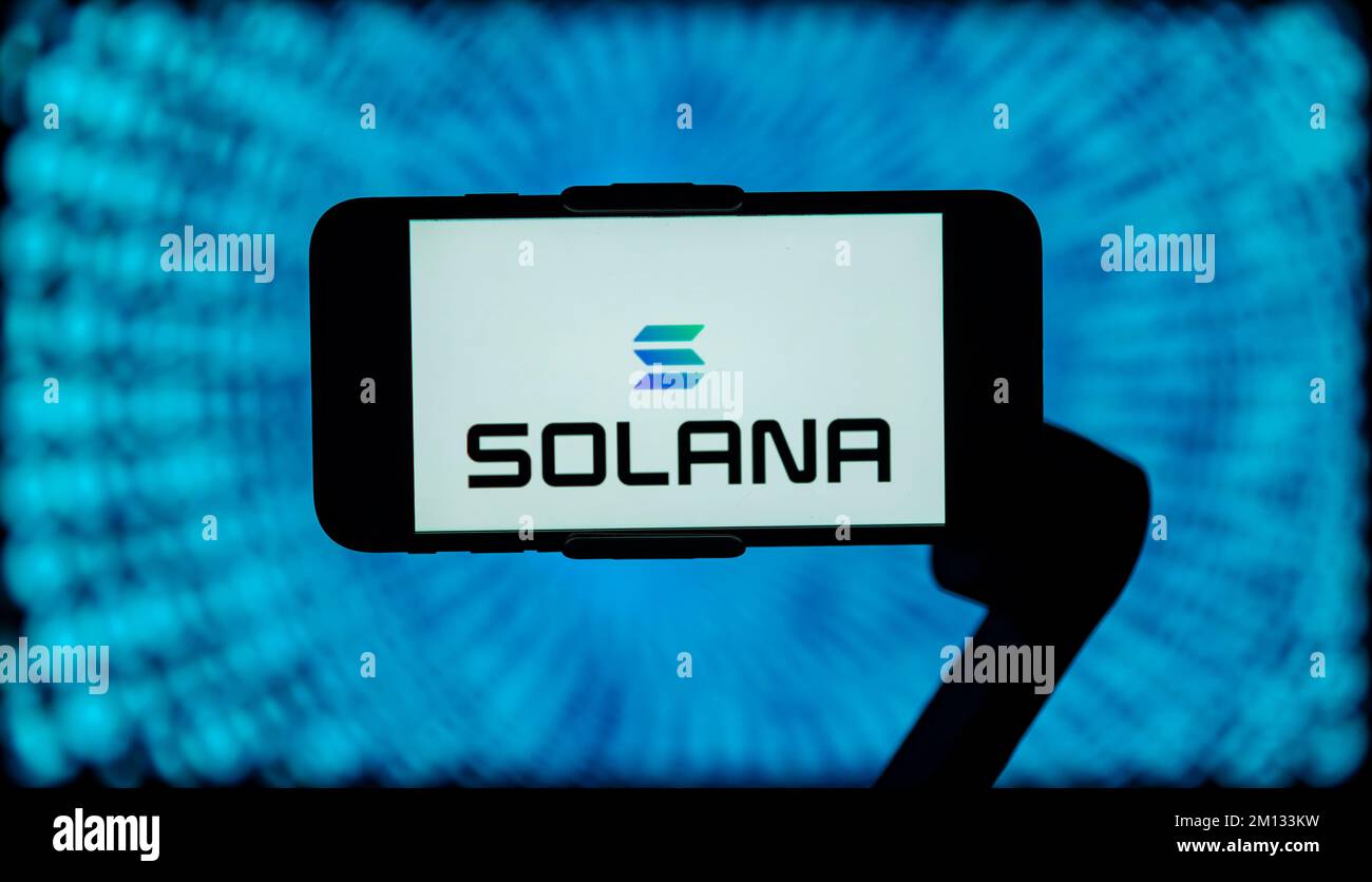 Sur cette photo, le logo de Solana (sol) s'affiche sur l'écran d'un téléphone portable. Banque D'Images