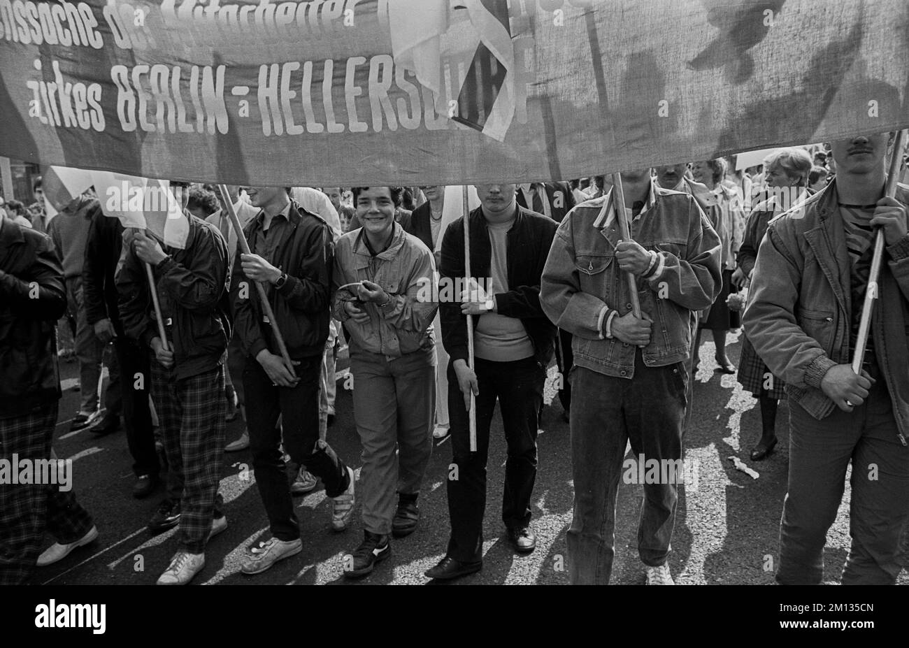 GDR, Berlin, 01.05.1988, 1 mai manifestation à Karl-Marx-Allee, bannière: Berlin-Hellersdorf Banque D'Images