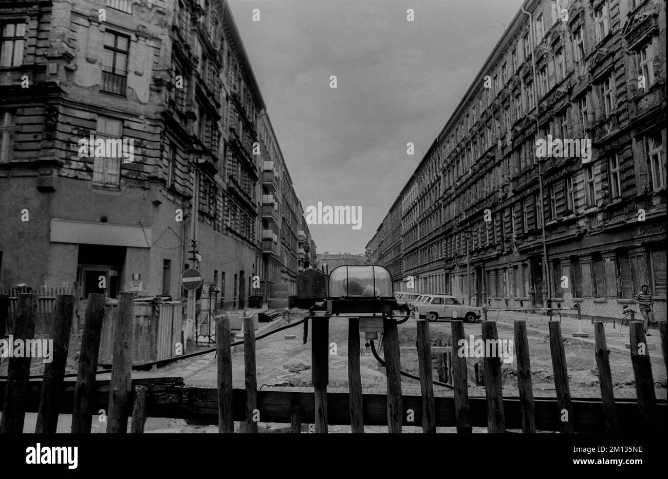 GDR, Berlin, 20,7.1988, chantier Hagenauer Straße, construction de routes, clôture, lampe de chantier Banque D'Images