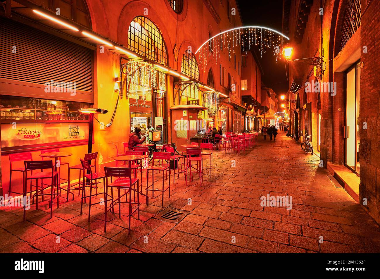 Rue café dans la zone piétonne avec des lumières de Noël, Vieille ville, Bologne, Emilie-Romagne, Italie, Europe Banque D'Images