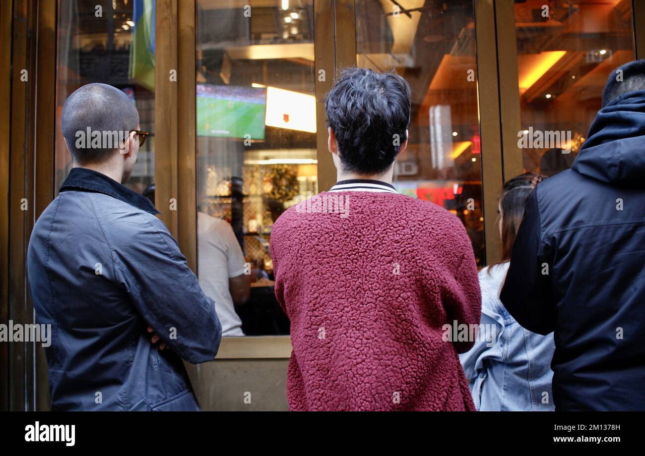 New York, États-Unis, États-Unis. 9th décembre 2022. (SPO) coupe du monde FIFA 2022 - les fans argentins regardent l'Argentine contre les pays-Bas quart de finale match à New York. 9 décembre 2022, New York, Etats-Unis: Certains fans argentins regardent l'Argentine contre les pays-Bas quart de finale match au bar de la Maison publique Joyce à Manhattan, New York pendant la coupe du monde de la FIFA au Qatar. L'endroit est très bondé et certains ventilateurs doivent rester à l'extérieur du bar. Crédit: Niyi Fote/Thenews2 (image de crédit: © Niyi Fote/TheNEWS2 via ZUMA Press Wire) crédit: ZUMA Press, Inc./Alamy Live News Banque D'Images